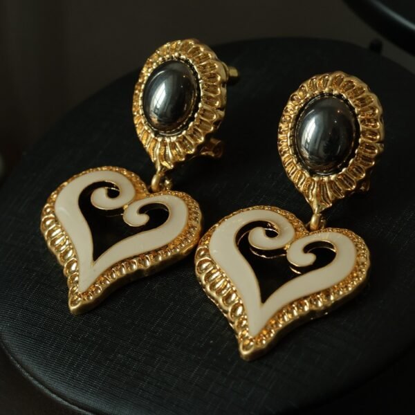 French Vintage Enamel Heart Retro Lightweight Luxury Earrings and Brooch Set